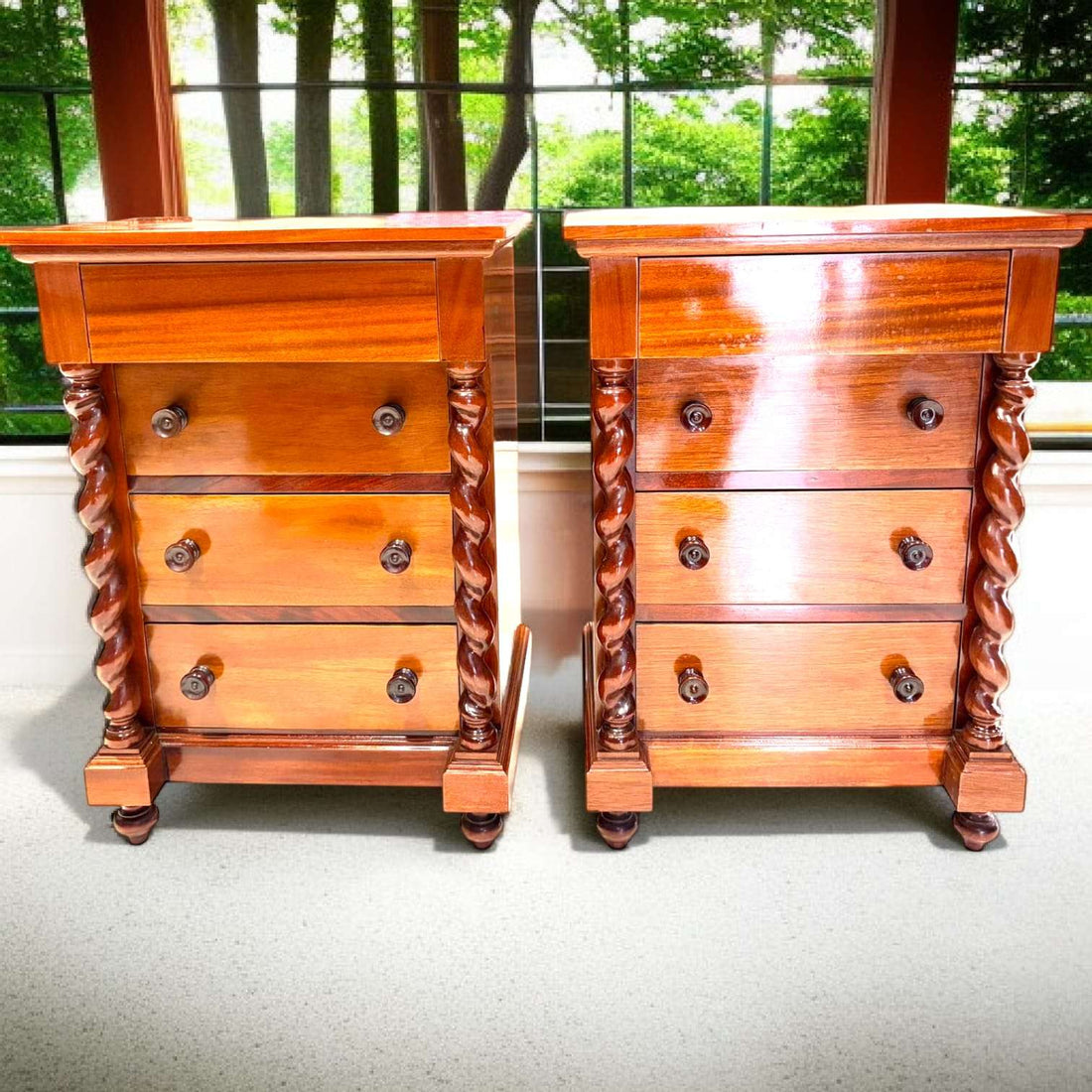 Mesitas de noche de caoba salomónicas vista frontal