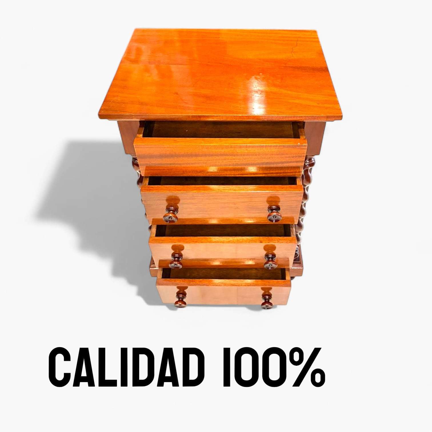 Detalle de columnas salomónicas talladas en caoba