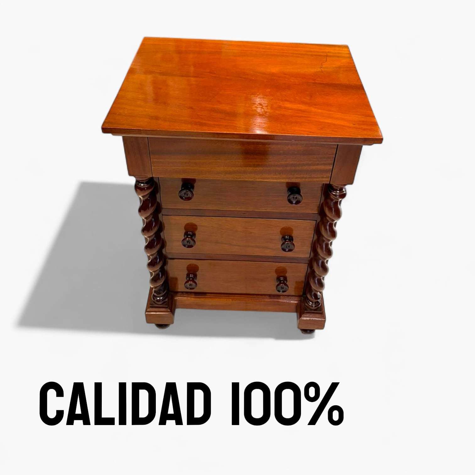 Vista superior de mesita de noche de caoba