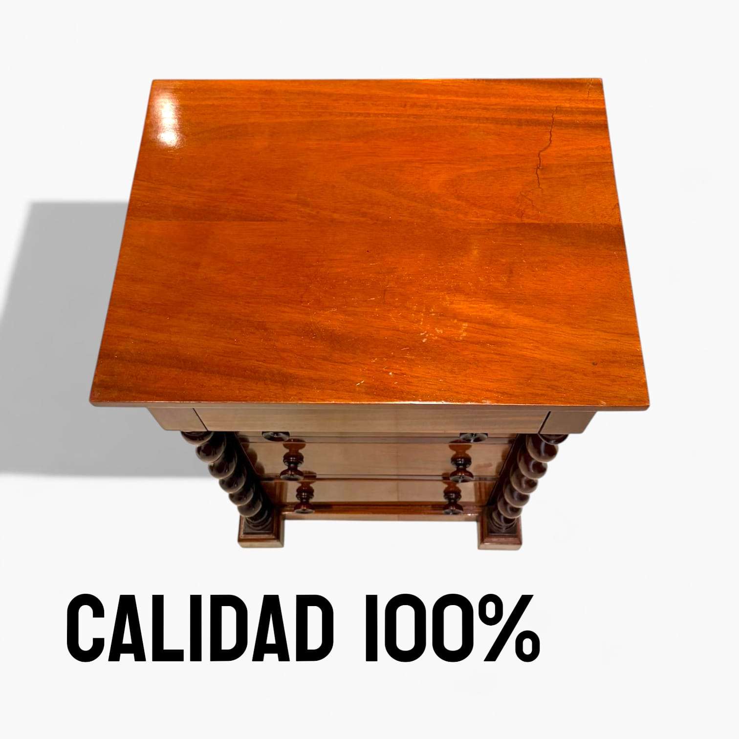 Cajones de mesita de noche clásica con tiradores