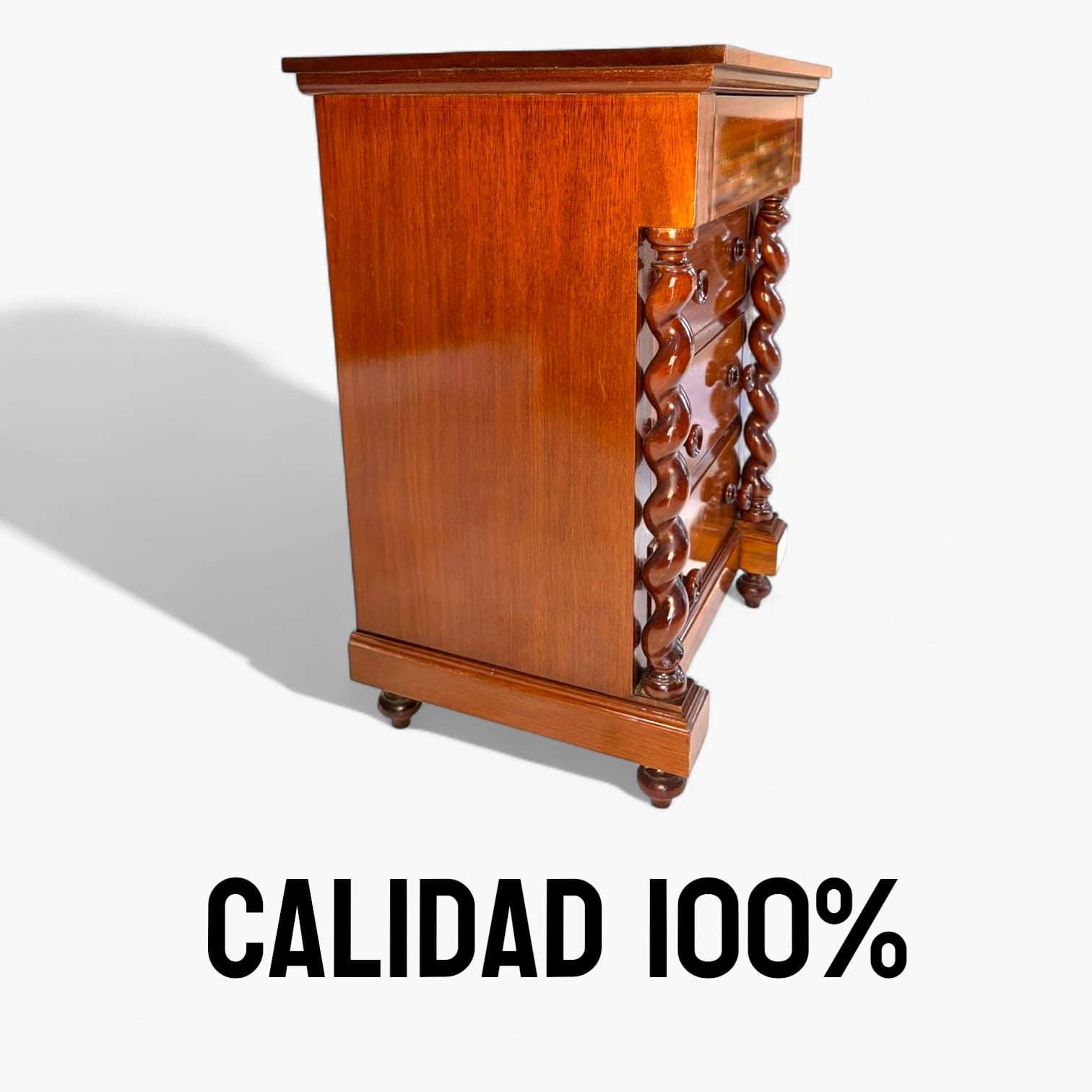 Vista lateral de mesita de noche de caoba maciza