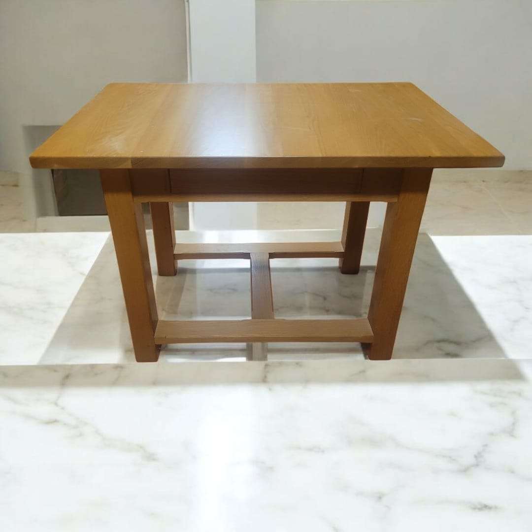 Vista frontal de mesa con diseño minimalista y cajón oculto