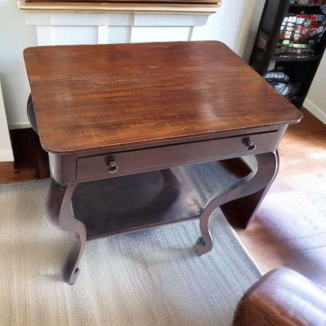 Detalle del cajón abierto con tiradores de madera originales