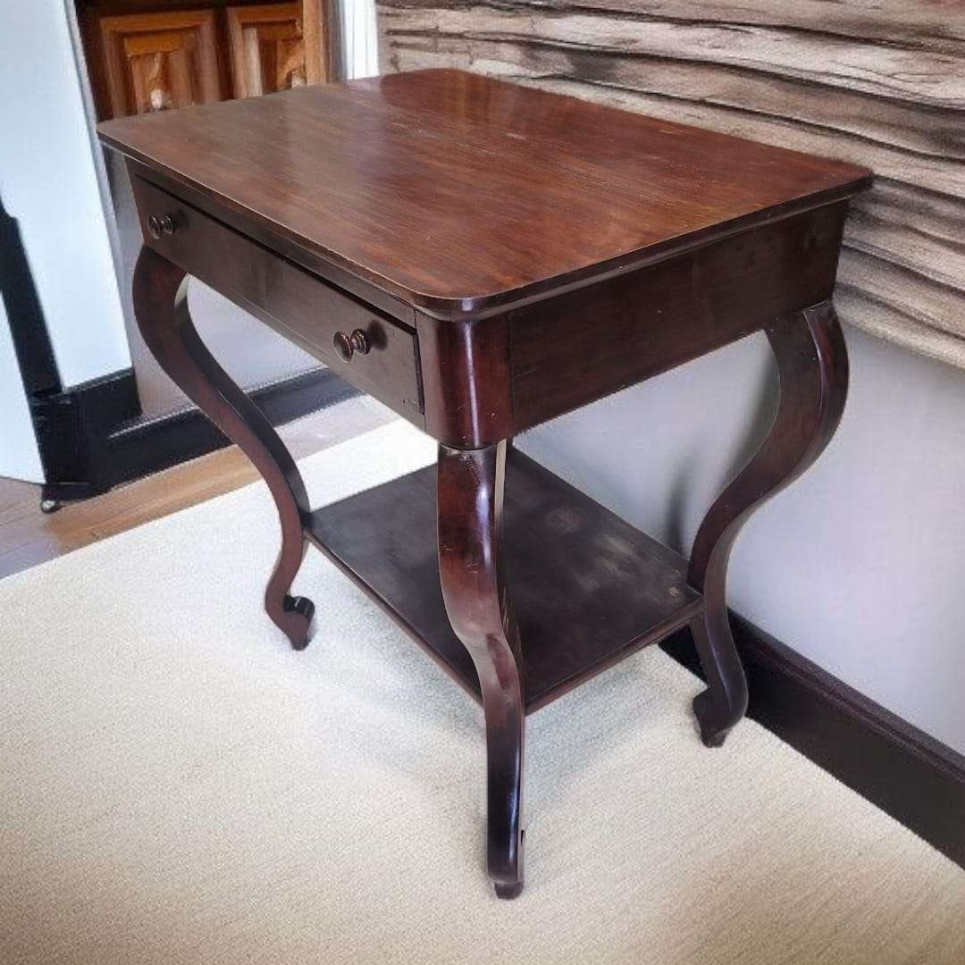 Imagen de la mesa desde ángulo bajo, resaltando la silueta de las patas