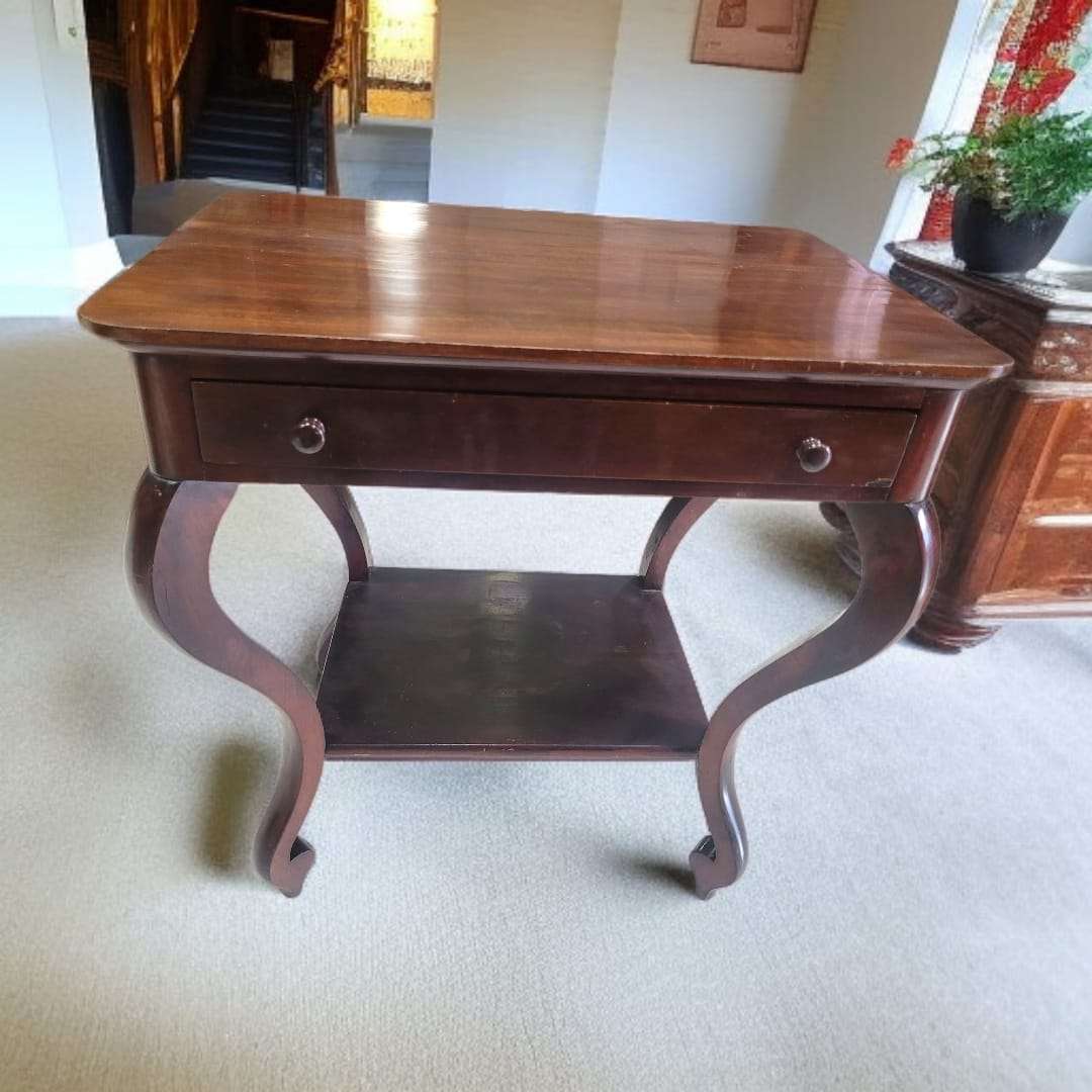 Vista frontal de la Mesa TV de caoba con cajón y patas curvas