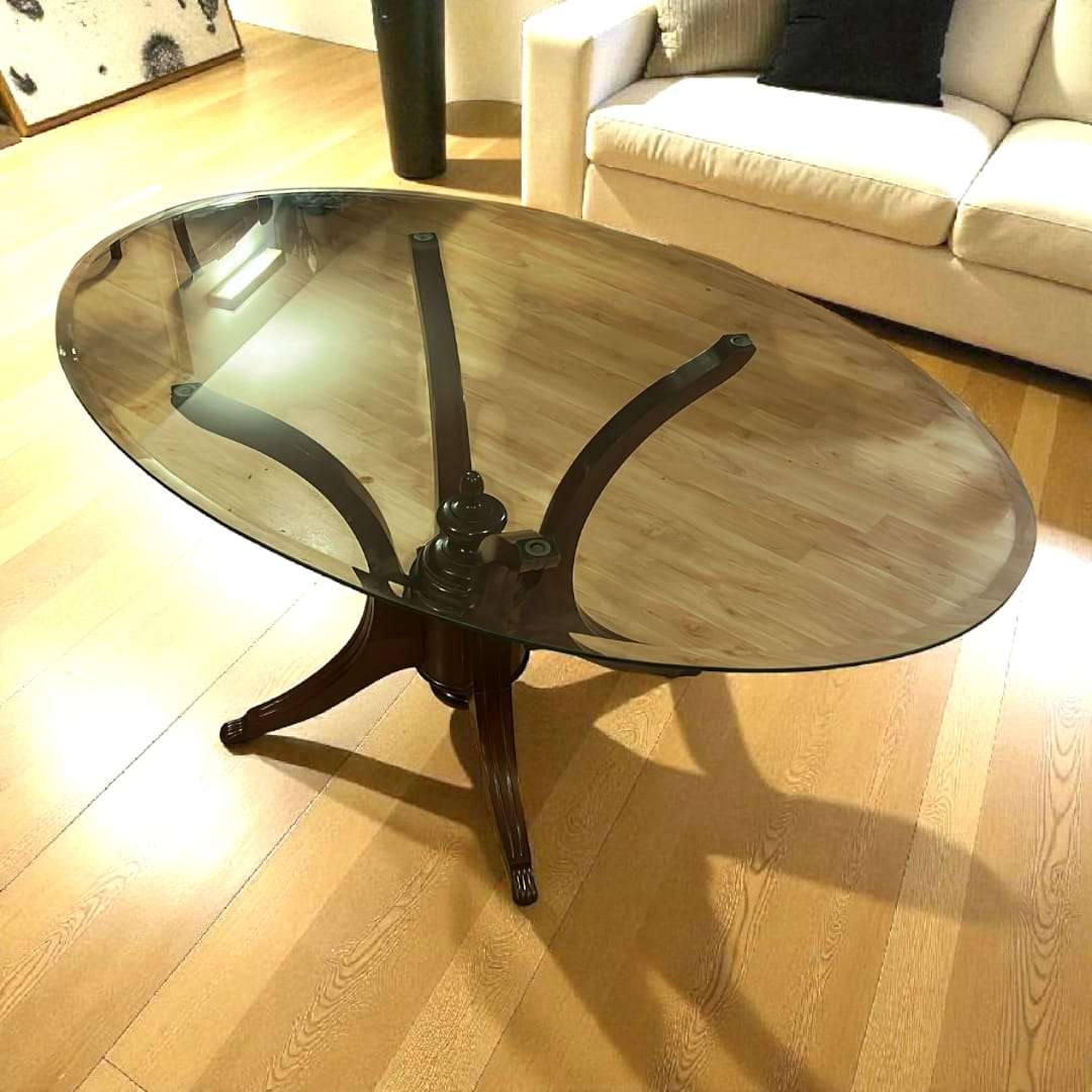 Mesa de tapa de cristal con pata de caoba en sala moderna. Diseño elegante único ideal para decoración de interiores en Home & Garden > Decor.