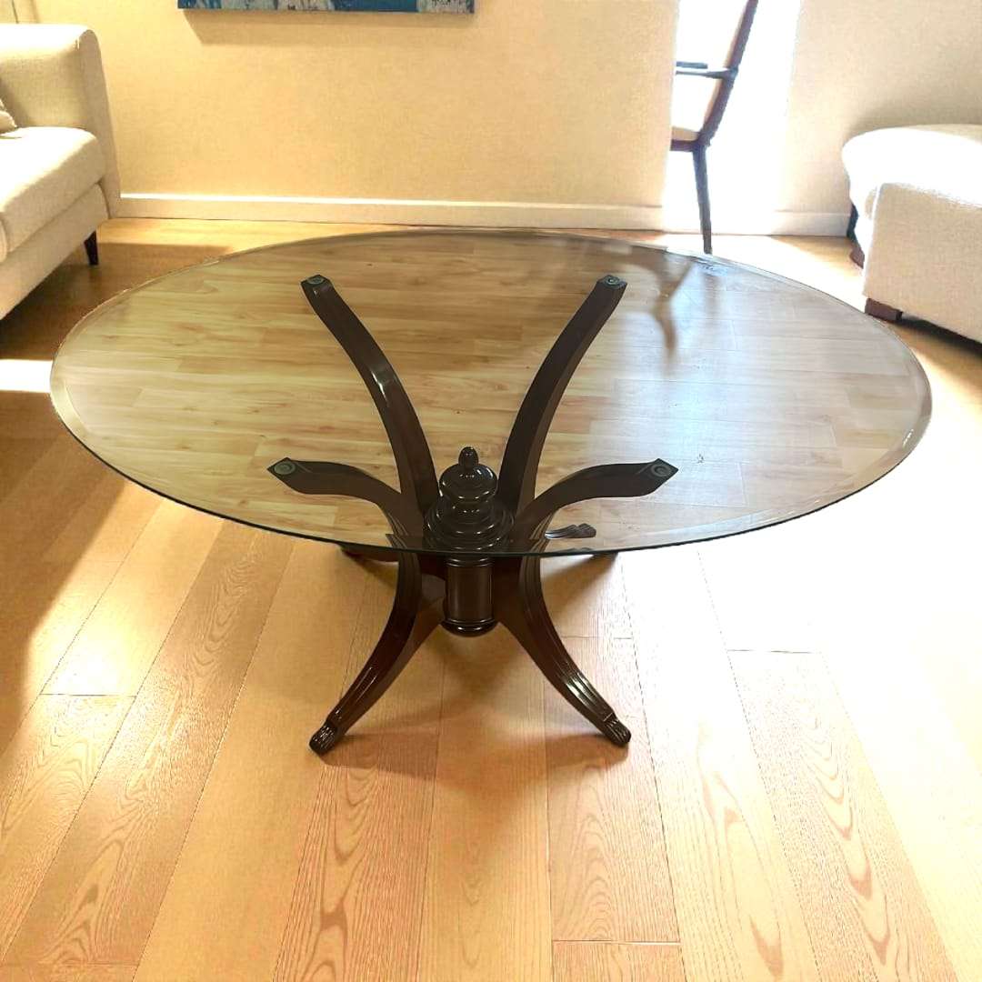 Mesa de cristal con estructura de caoba en ambiente luminoso. Pieza decorativa refinada para Home & Garden > Decor.