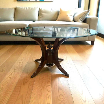 Mesa de tapa de cristal con pata de caoba en sala moderna. Diseño elegante único ideal para decoración de interiores en Home & Garden > Decor.