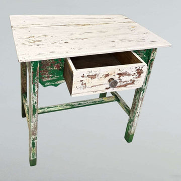 Mesa tocinera antigua de madera con cajón abierto y pintura desgastada.