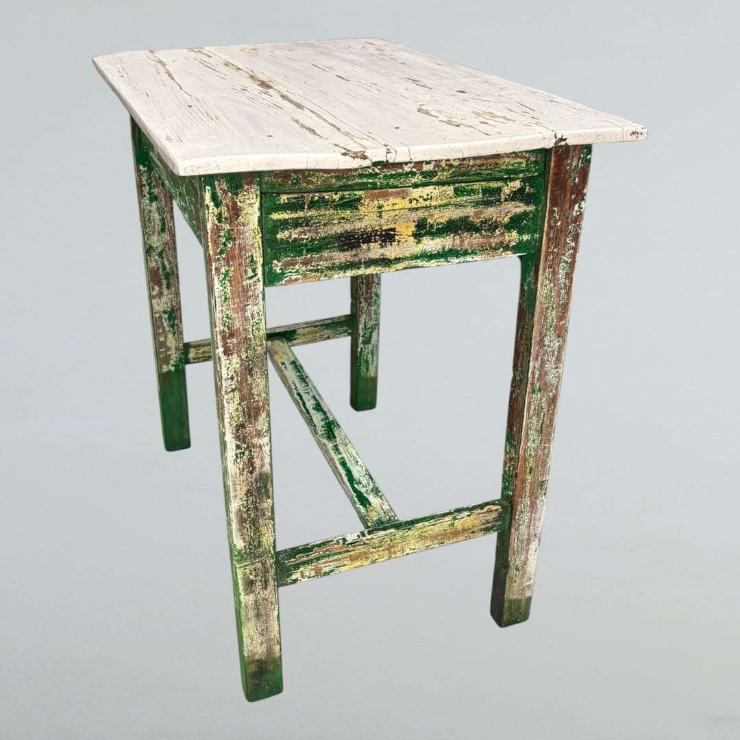 Mesa tocinera antigua de madera con cajón abierto y pintura desgastada.