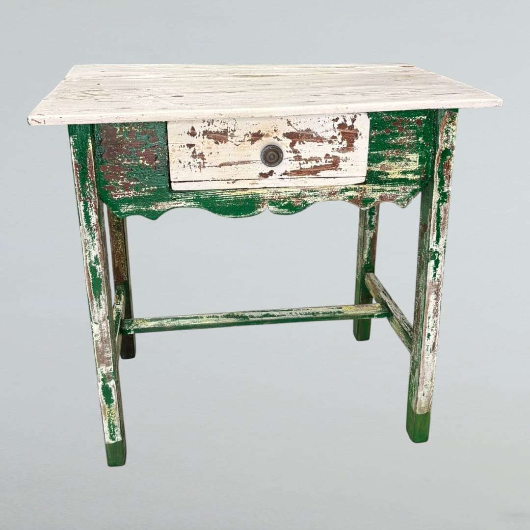 Mesa tocinera frontal con cajón y delantal ondulado decorativo.