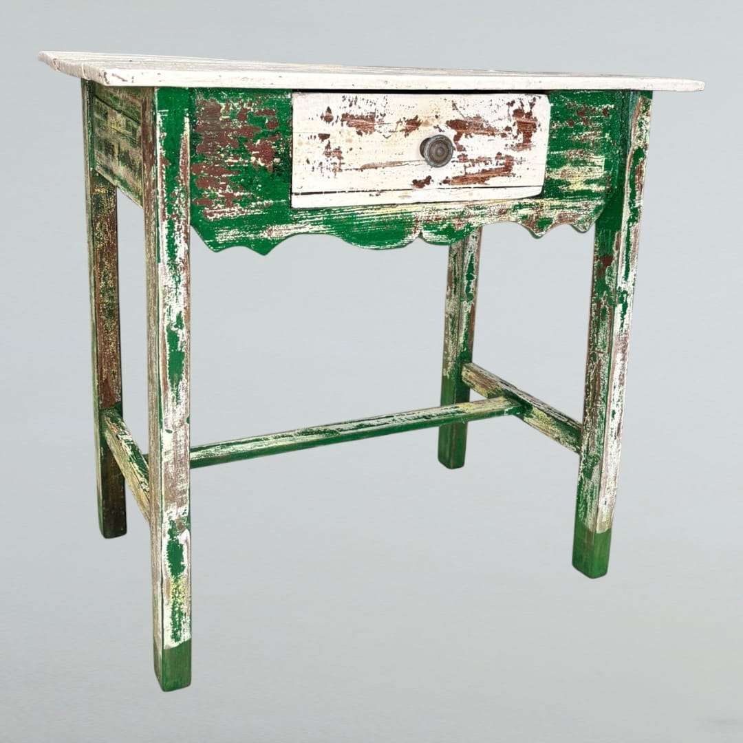 Detalle del frente y cajón de la mesa tocinera con pintura antigua.