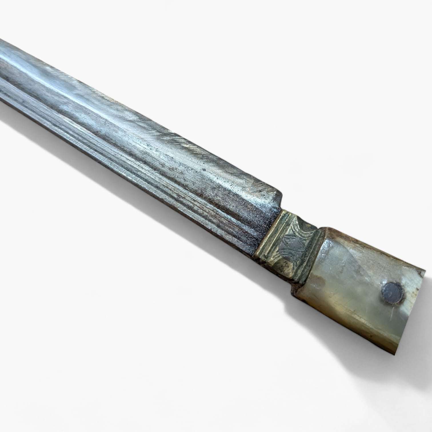 Navajon de Madrid o bayoneta andaluza siglo XVIII original con hoja metálica envejecida y empuñadura de hueso tallado. Pieza decorativa histórica única.