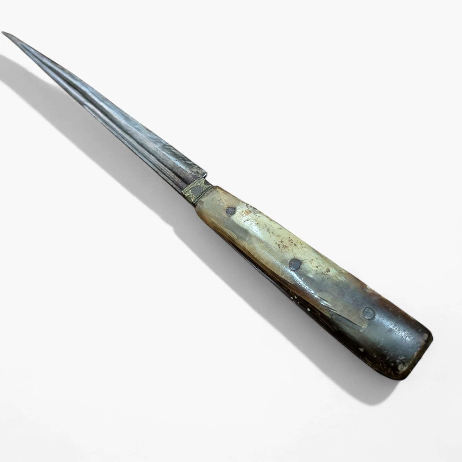 Navajon de Madrid o bayoneta andaluza siglo XVIII original con empuñadura de hueso y hoja metálica afilada, pieza de colección para decoración histórica.