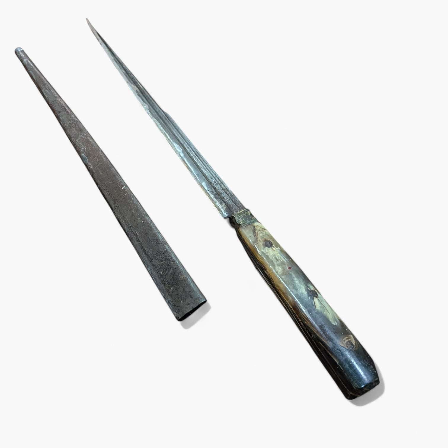 Navajon de Madrid o bayoneta andaluza siglo XVIII original con empuñadura de hueso y funda metálica, pieza de colección para decoración histórica.