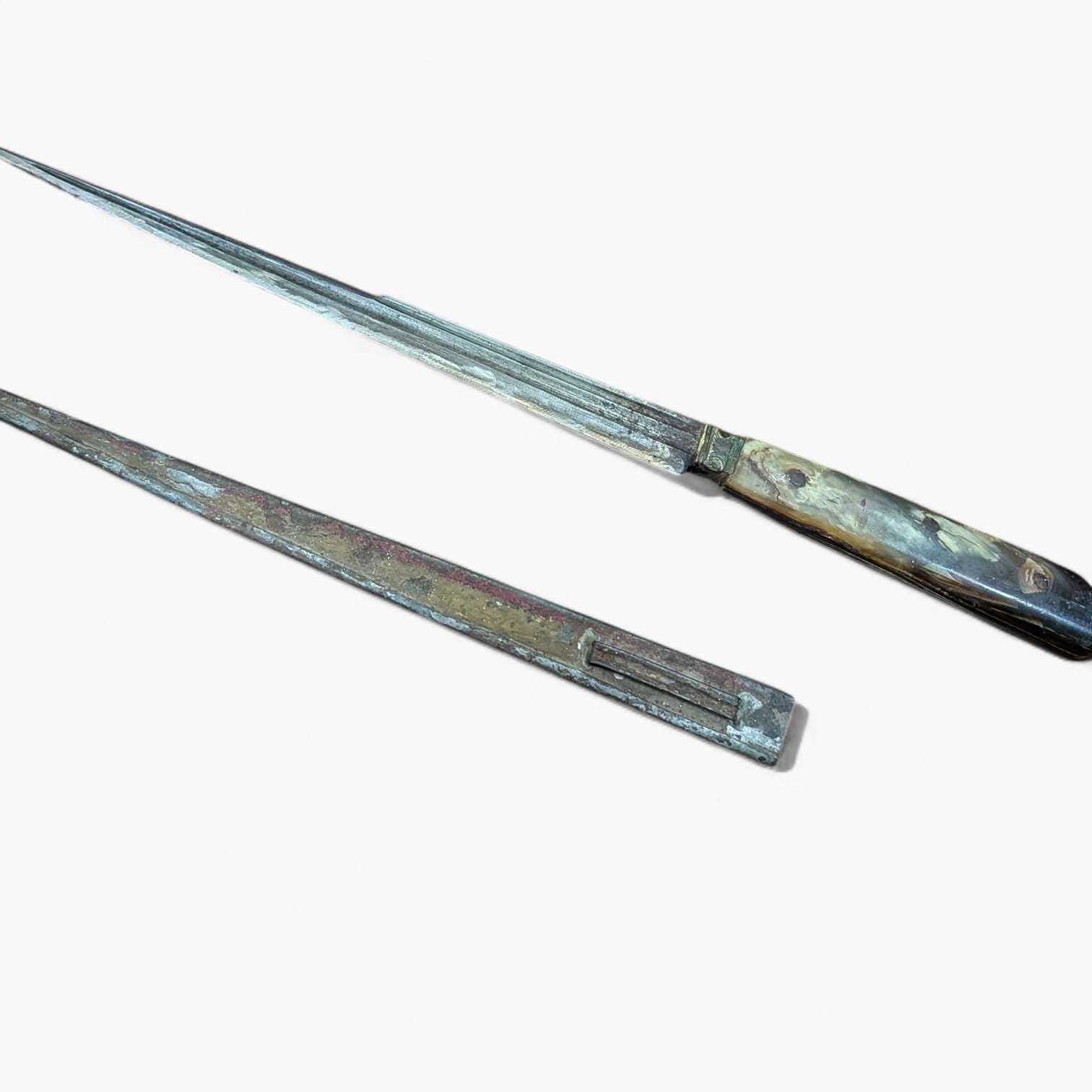 Navajon de Madrid o bayoneta andaluza siglo XVIII original con empuñadura de hueso y funda metálica. Pieza de colección para decoración histórica.