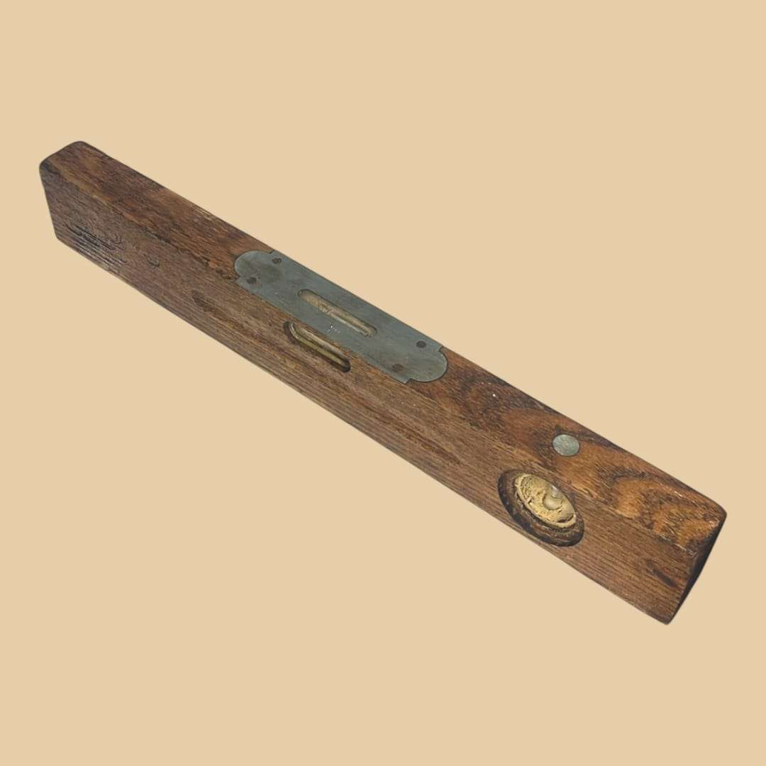 Nivel de burbuja antiguo de madera vista frontal