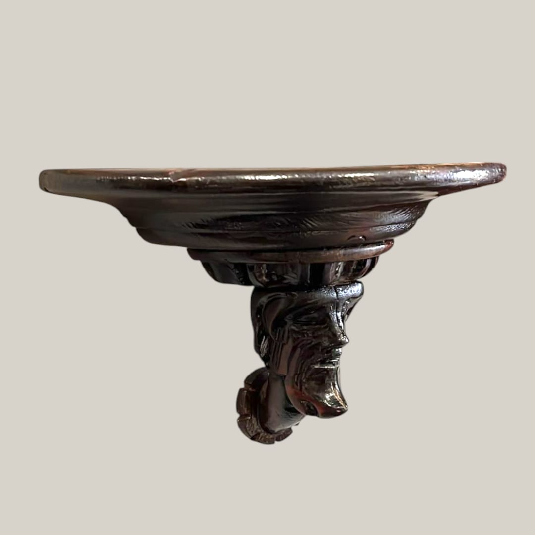 Peana de pared tallada: soporte con cabeza humana en madera