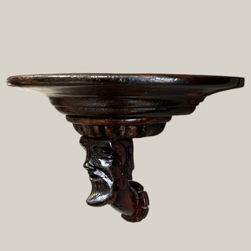 Peana de pared tallada: soporte con cabeza humana en madera