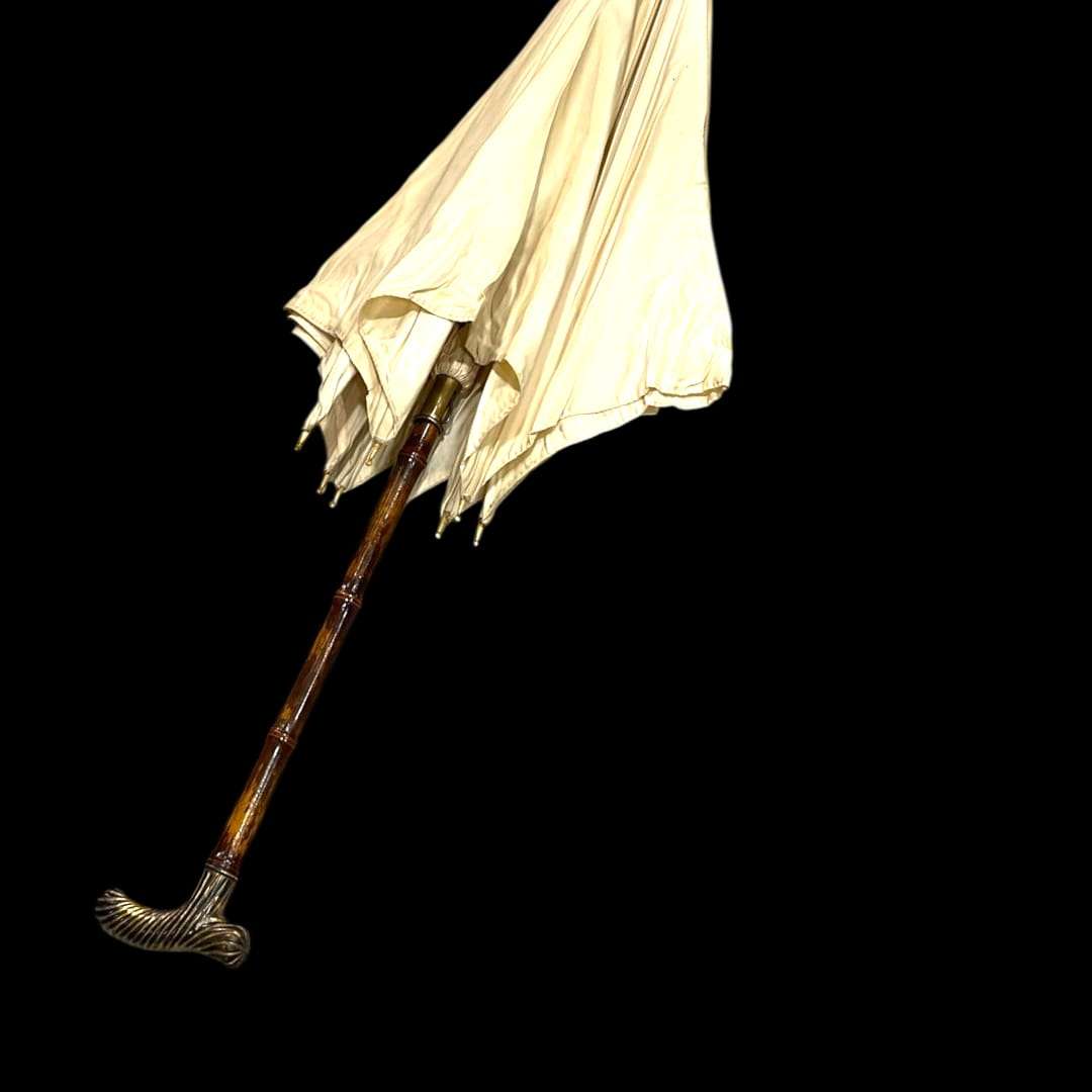 Vista lateral del paraguas clásico blanco cerrado