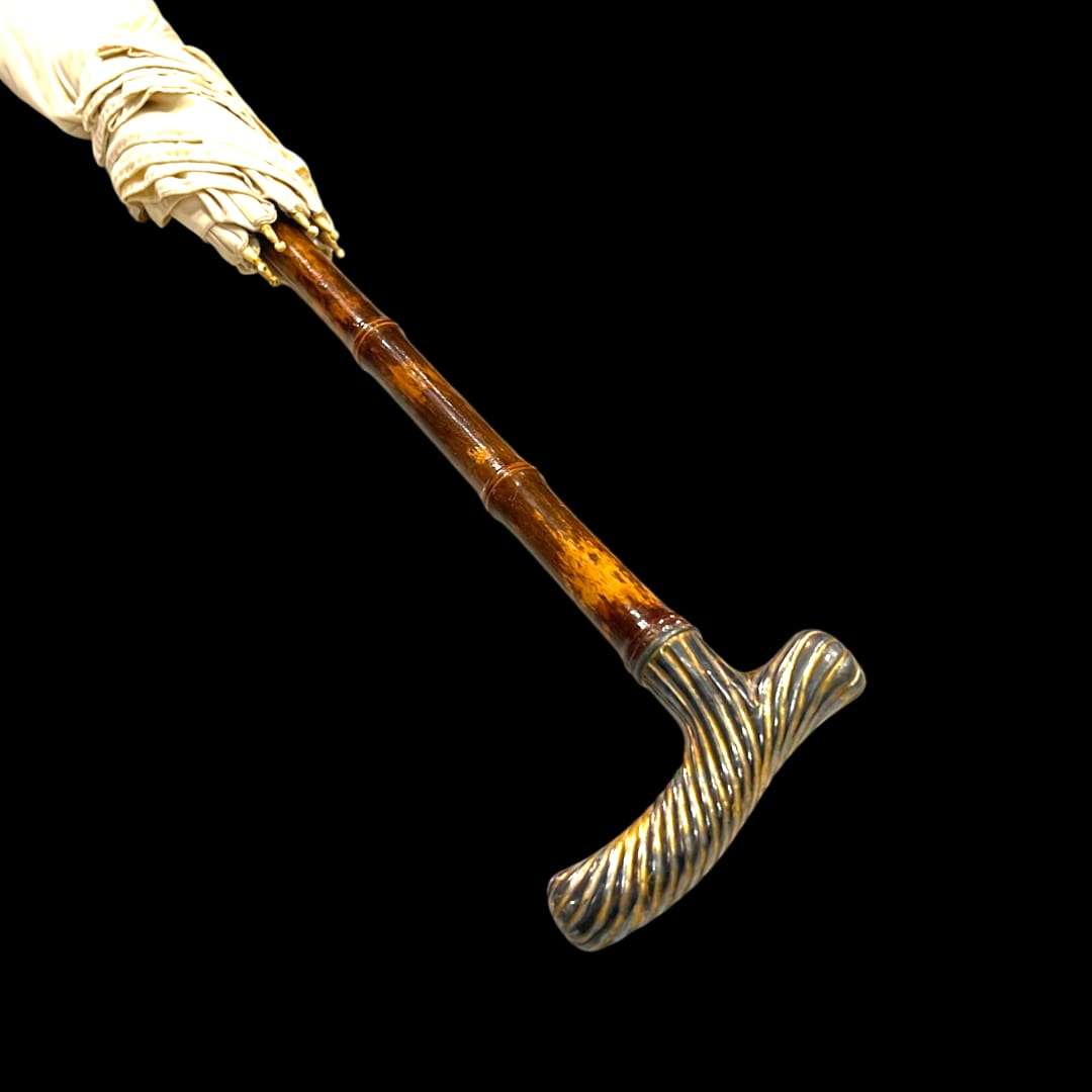 Paraguas clásico blanco desplegado mostrando su forma tradicional