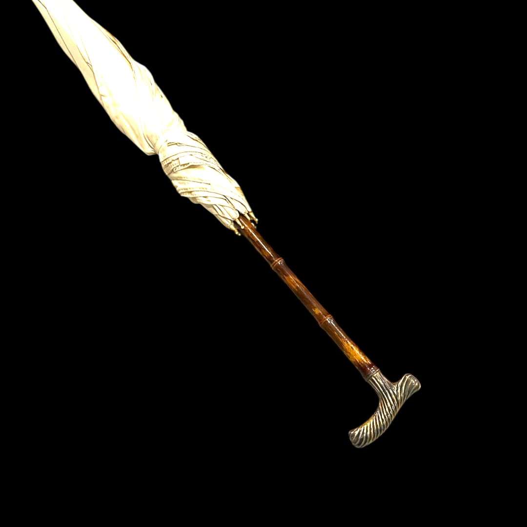 Paraguas clásico blanco con mango de madera visto en detalle