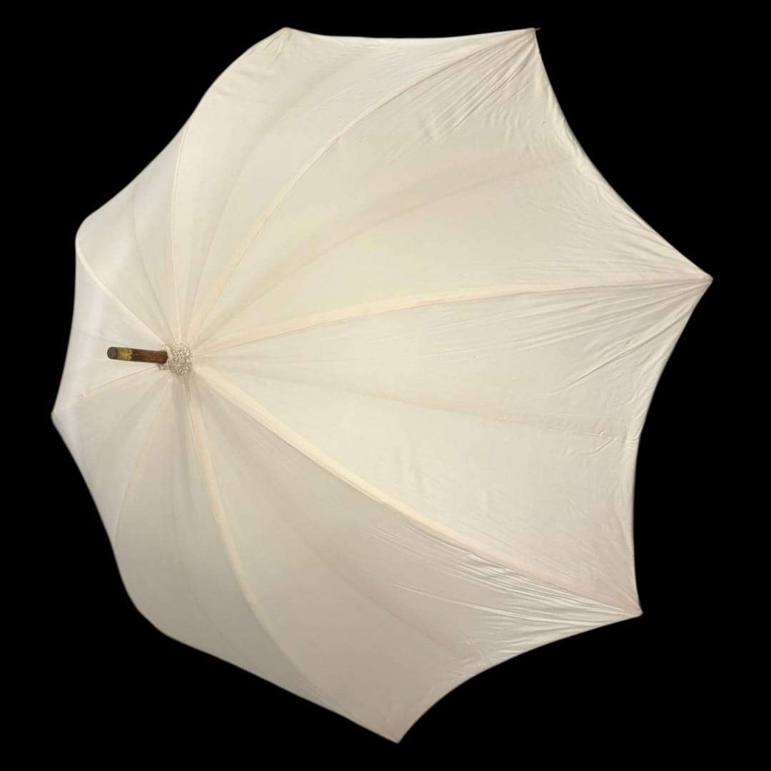 Estructura superior del paraguas clásico blanco abierta