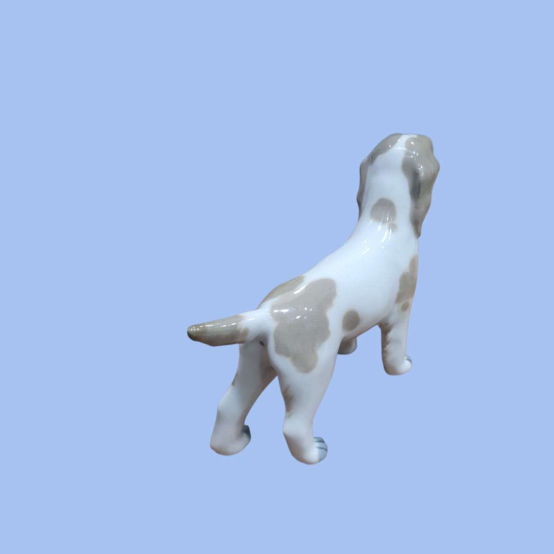 Vista trasera del perro de porcelana Lladró, pieza decorativa exclusiva con diseño realista y esmaltado fino. Perfecto para coleccionistas de decoración.