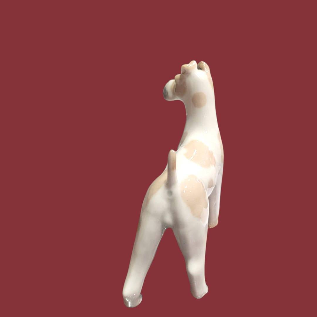 Vista trasera del perro de porcelana Lladró, figura decorativa única con acabado brillante y diseño artesanal exclusivo.