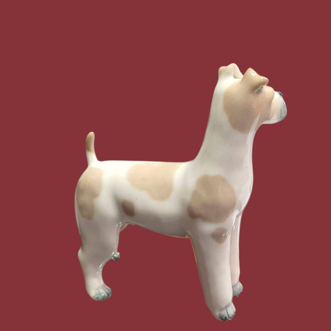 Figura de perro de porcelana Lladró en perfil izquierdo, con manchas suaves y postura elegante, ideal para decoración de hogar.