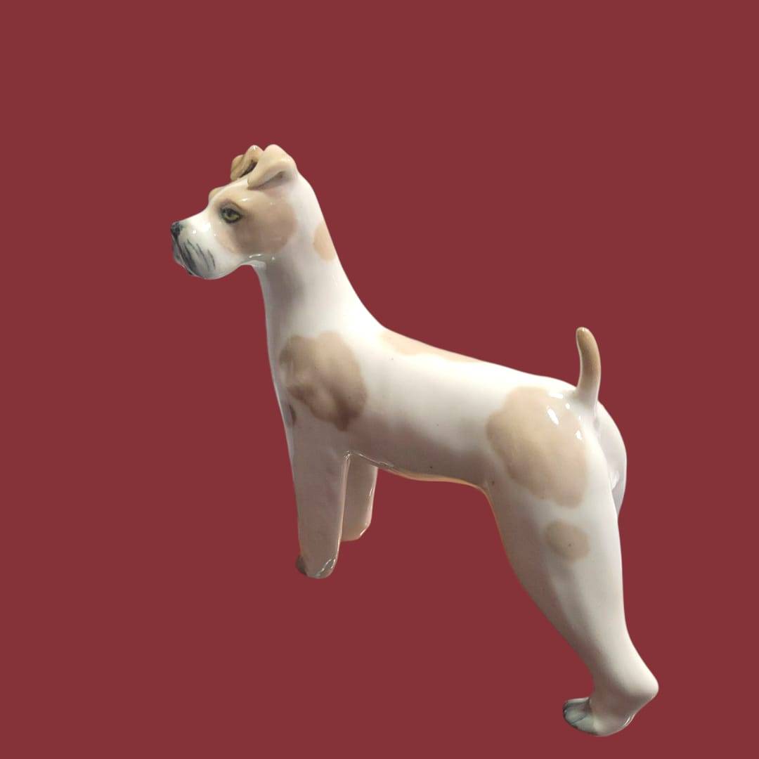Perro de porcelana Lladró en vista lateral derecha, figura decorativa única con detalles realistas y acabado de alta calidad.