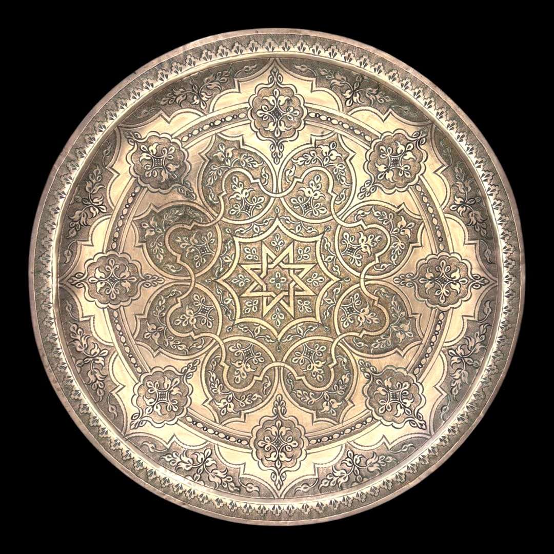 El plato decorativo damasquino de Toledo es una obra maestra del arte metálico español, elaborado siguiendo la tradición toledana del damasquinado.  