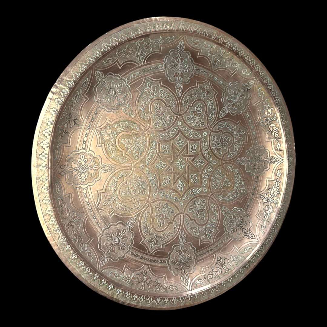 El plato decorativo damasquino de Toledo es una obra maestra del arte metálico español, elaborado siguiendo la tradición toledana del damasquinado.  
