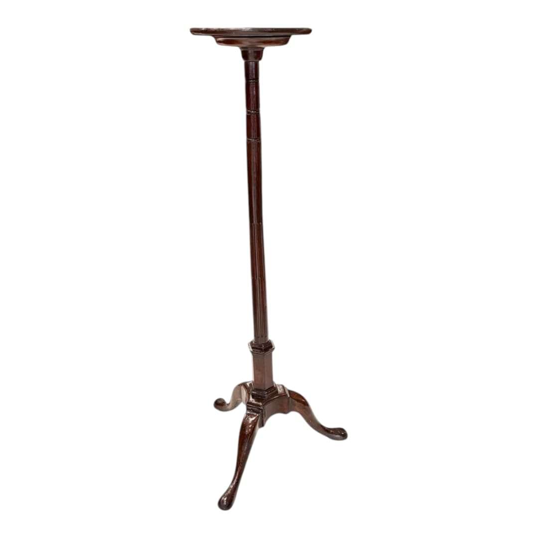 Pedestal de madera clásico visto de frente