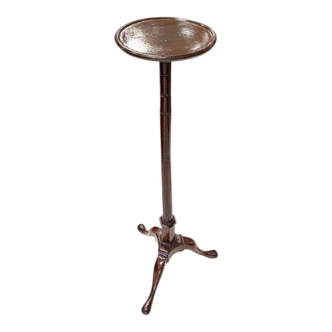 Pedestal de madera clásico visto de frente