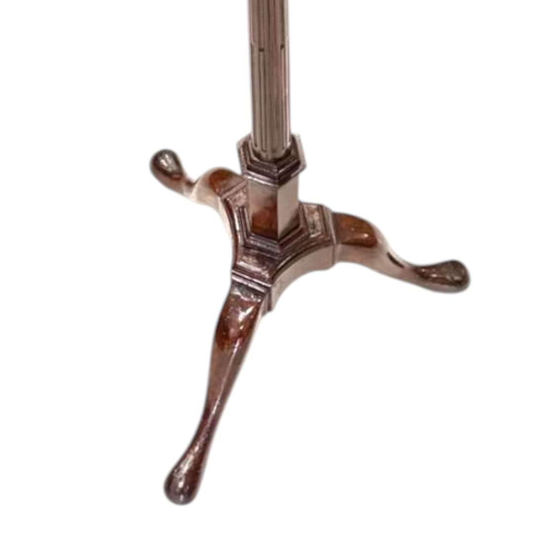 Perspectiva superior del pedestal redondo pulido