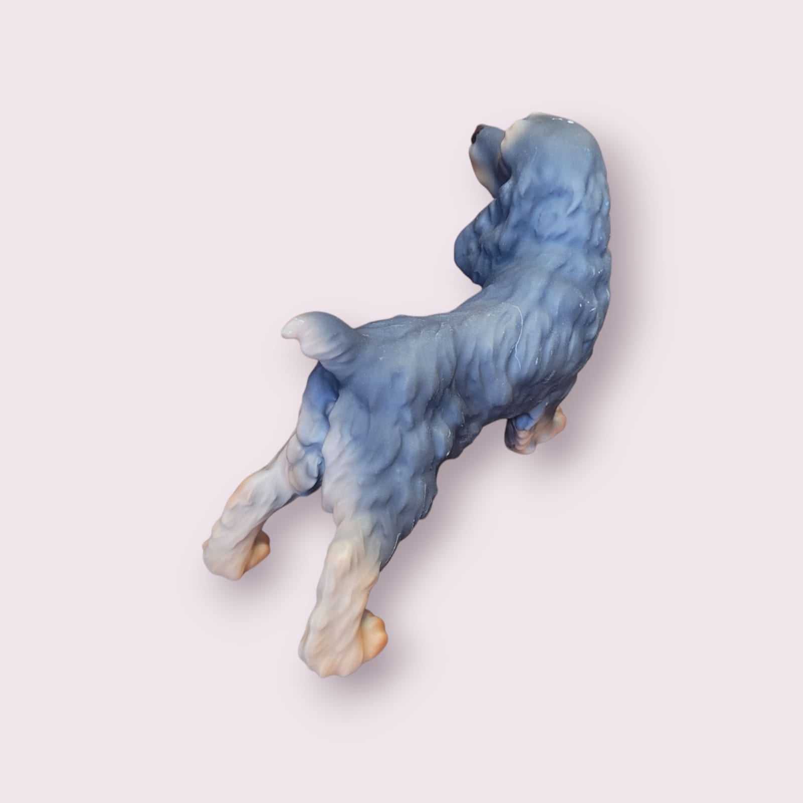 Cocker Spaniel Azul en porcelana biscuit con textura detallada y color exclusivo. Escultura de colección firmada por C. Martin para decoración interior.