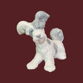 Perro de porcelana Lladró vintage con detalles únicos, figura decorativa artesanal ideal para coleccionistas de decoración en porcelana fina.