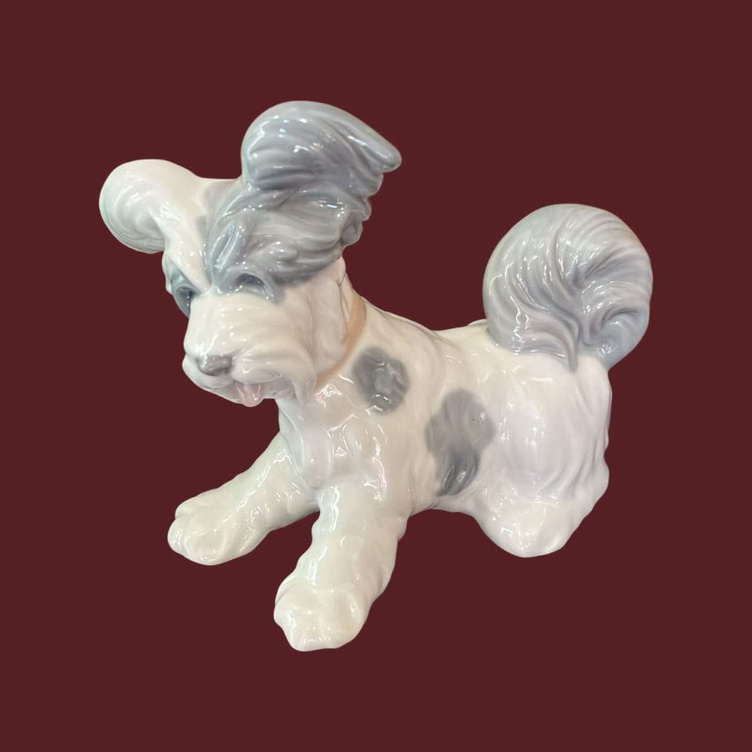 Perro de porcelana Lladró vintage con detalles únicos en tonos blanco y gris, ideal para decoración de interiores elegantes y coleccionismo.