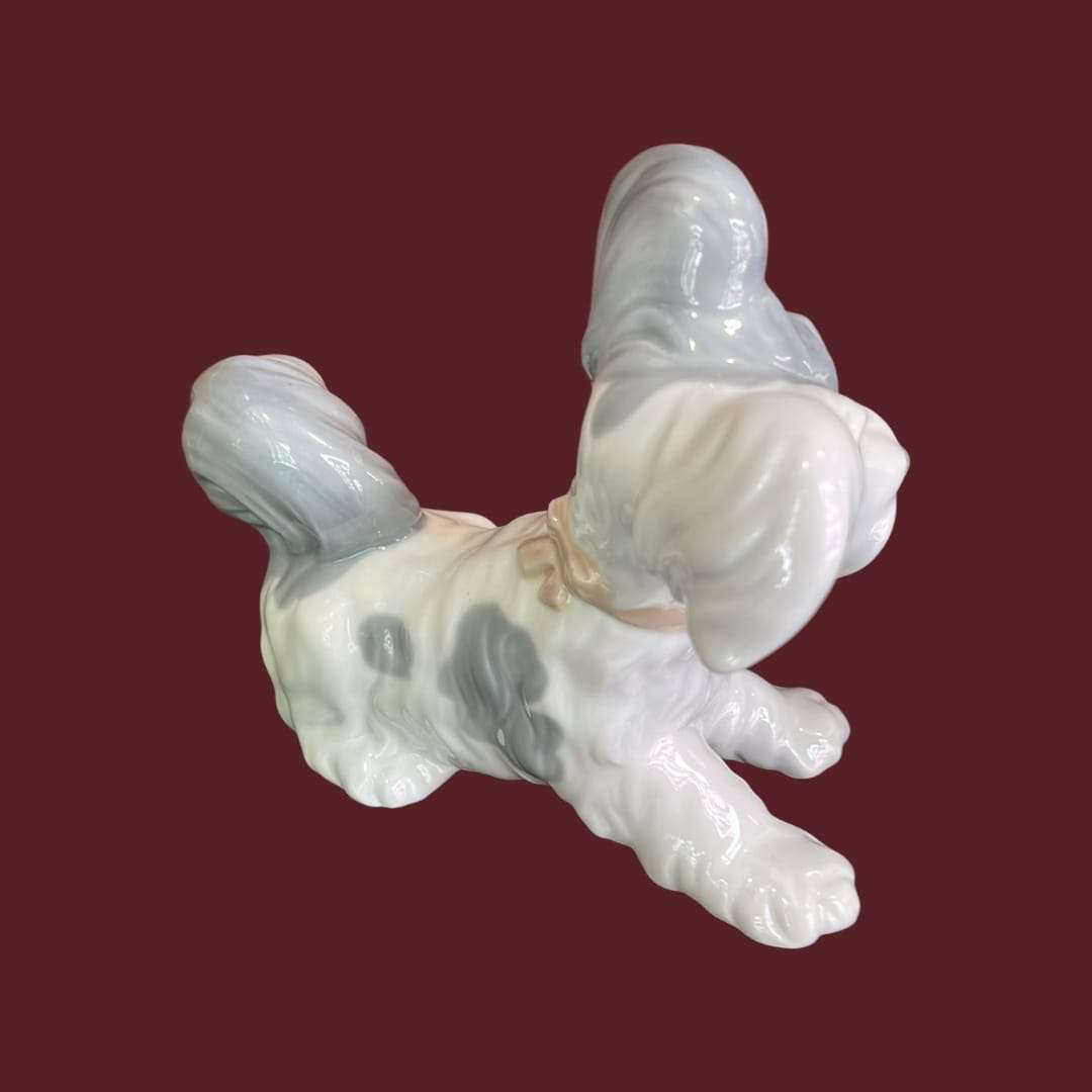 Perro de porcelana Lladró vintage con detalles únicos en tonos blanco y gris, ideal para decoración de interiores elegantes y colecciones exclusivas.