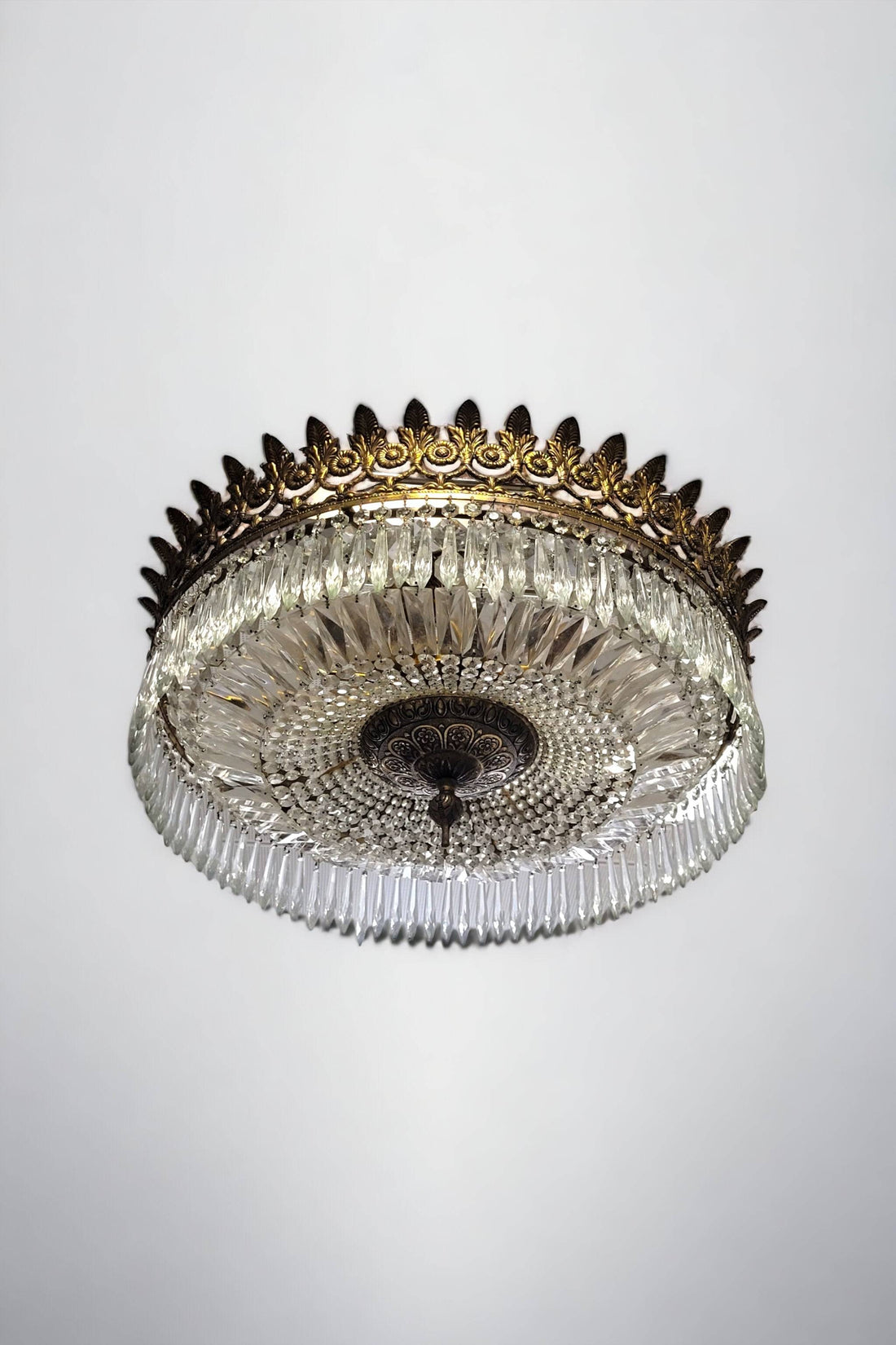 Lámpara Imperio de cristal y metal dorado, lujo único, con diseño circular y lágrimas colgantes, ideal para decoración de techos bajos.