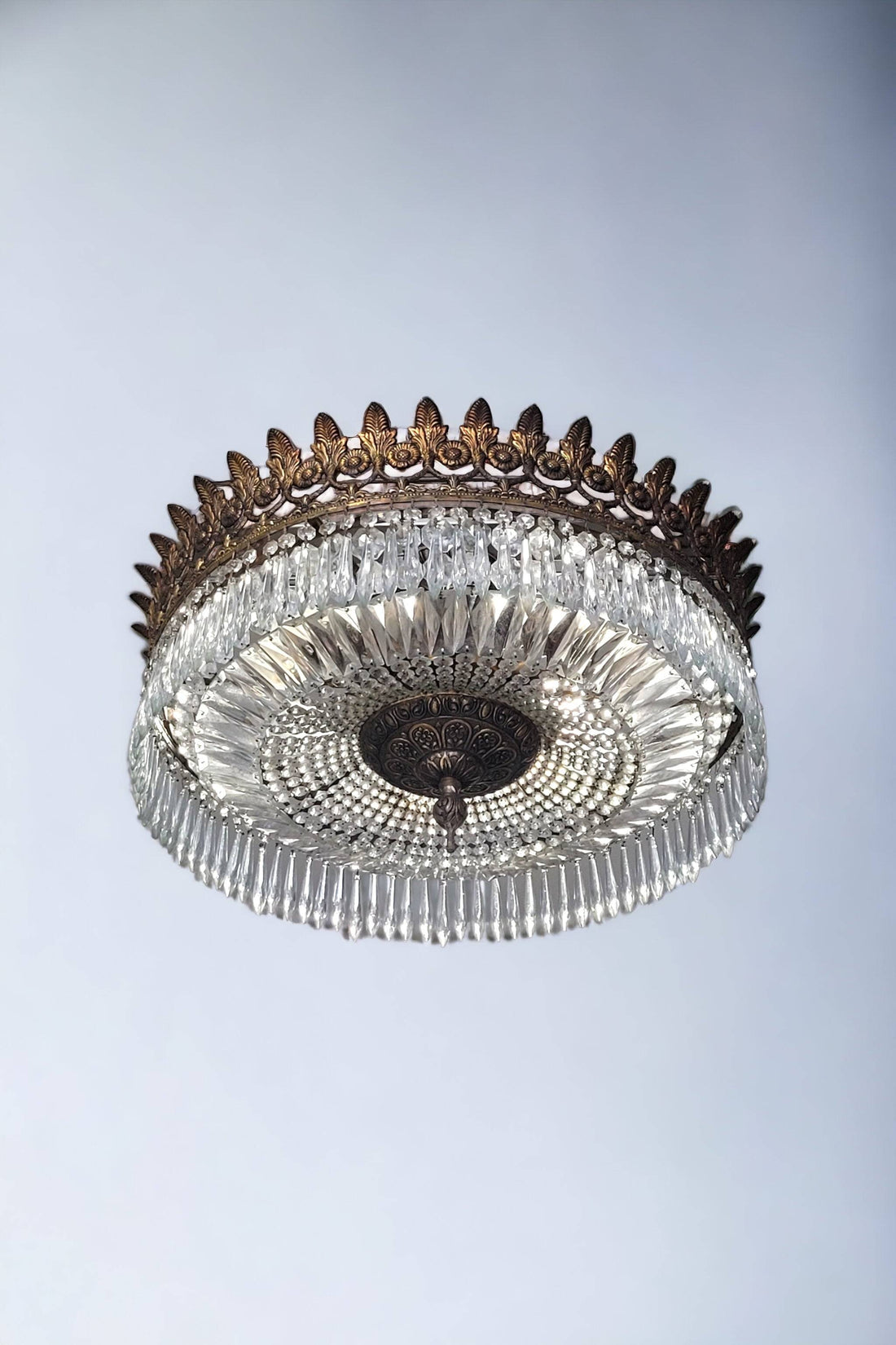 Lámpara Imperio de cristal y metal dorado, lujo único, con diseño circular y lágrimas colgantes, ideal para decoración de techos bajos.