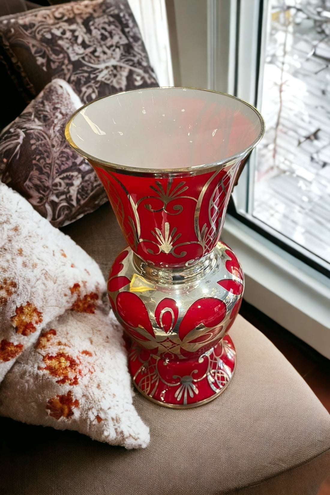 Elegante florero de cristal púrpura con detalles en plata y rojo, ideal para decorar cualquier espacio con un toque sofisticado y artesanal.