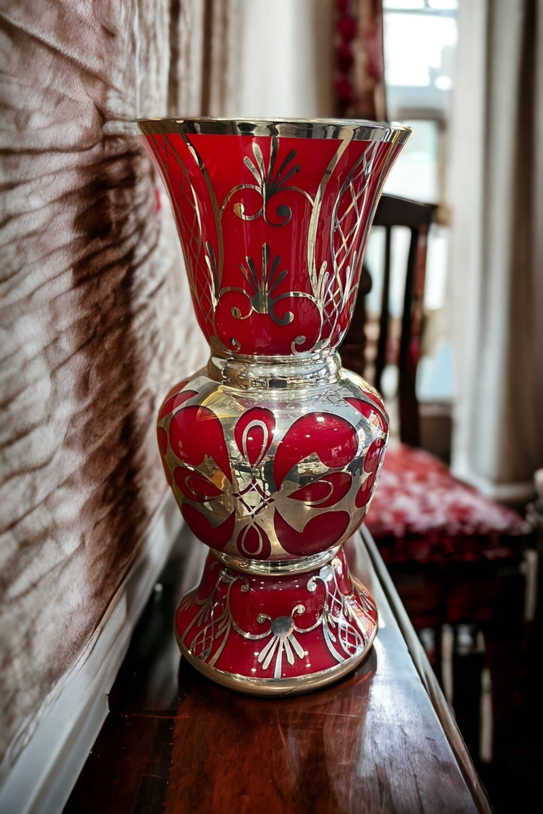 Elegante florero de cristal púrpura con detalles en plata y rojo, ideal para decorar cualquier espacio con un toque sofisticado y artesanal.