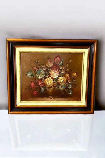 Óleo Floral de Juan Lara con centro floral vibrante en tonos cálidos, enmarcado en elegante marco de tres colores. Arte exclusivo para decoración sofisticada.