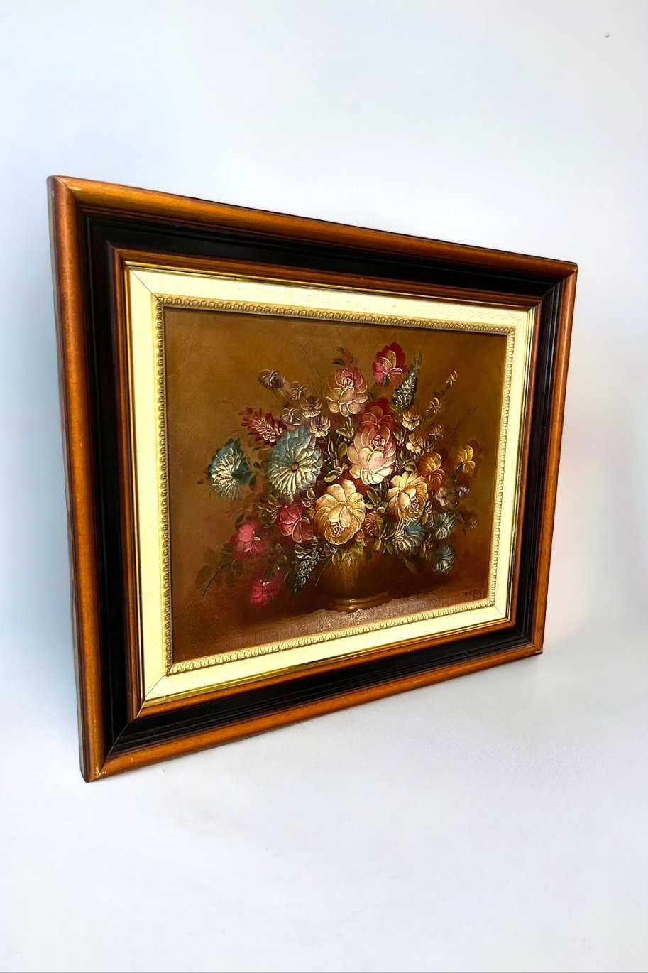 Pintura al óleo de Juan Lara con flores detalladas y marco clásico en tonos dorado, negro y marrón. Ideal para embellecer espacios con arte refinado.