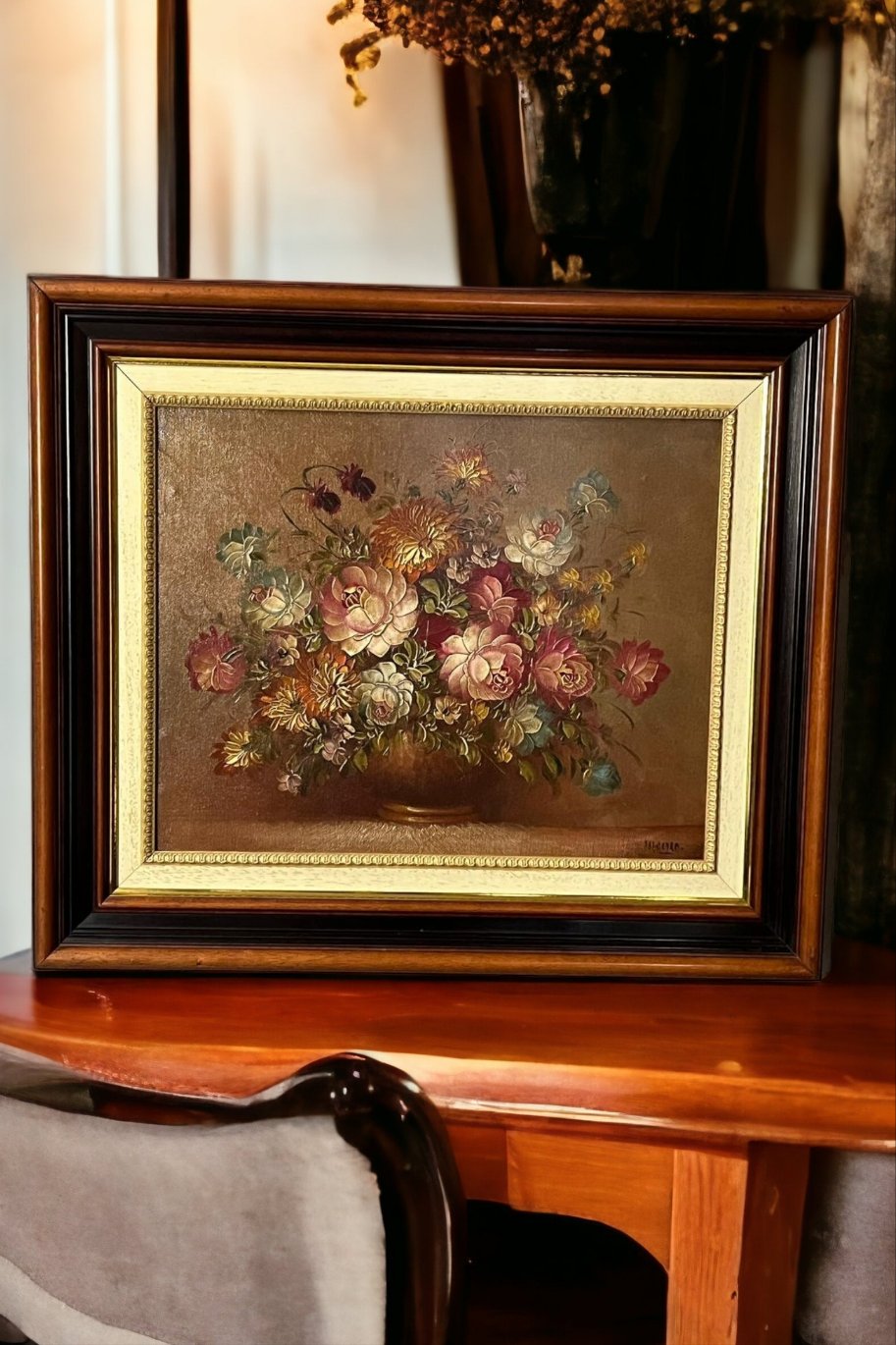 Óleo Floral de Juan Lara con centro floral vibrante en marco elegante de tres colores. Pintura exclusiva para decoración sofisticada en el hogar.