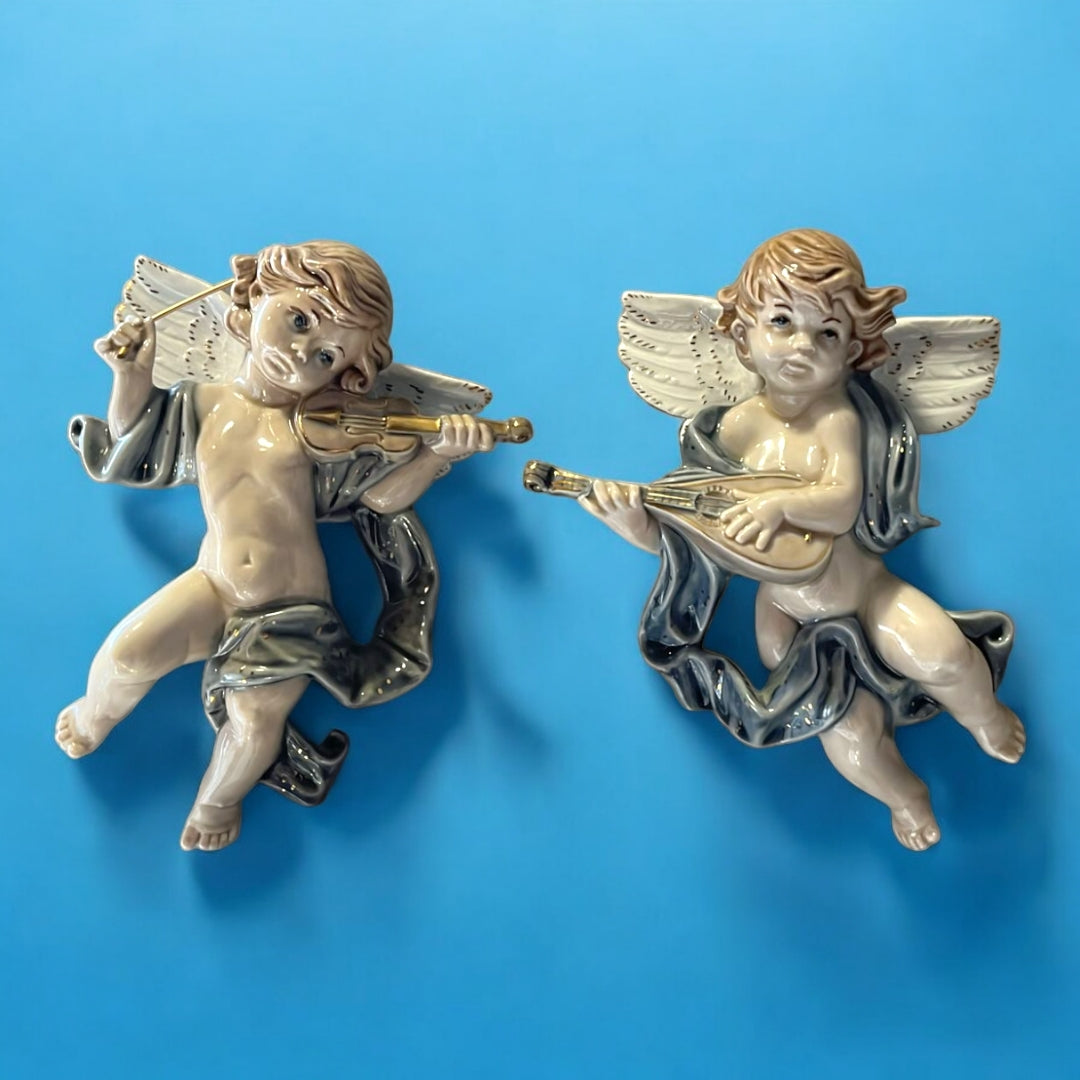 Ángeles músicos de porcelana para pared en fondo azul, con detalles elegantes y armoniosos. Decoración ideal para el hogar.