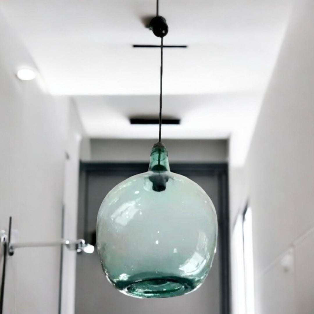 Lámpara de techo vintage de damajuana 16L en cristal verde colgando en pasillo moderno, ideal para decoración rústica y elegante del hogar.