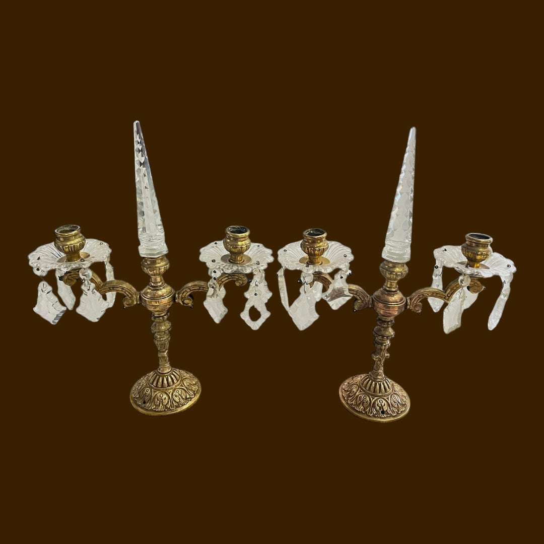 Pareja de candelabros antiguos de metal dorado y cristal tallado del siglo XX, ideales para decoración elegante de interiores clásicos.